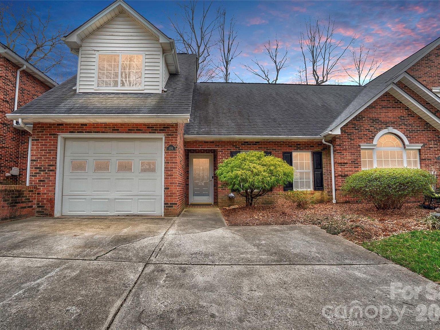 174 Columns Cir