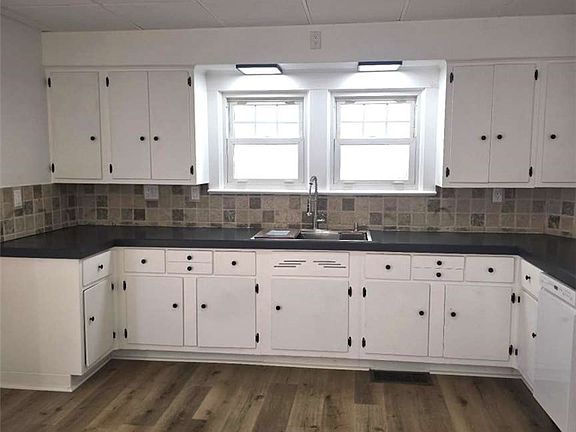 4th image of 322 Sweitzer St