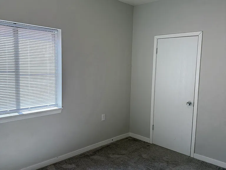 325 E College St #S — Photo 11