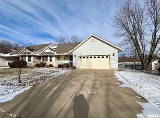 19340 Pinecrest Rd, Petersburg, IL 62675