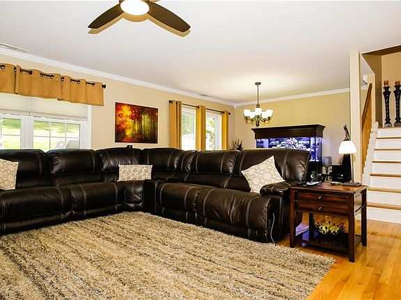5th image of 33 Lois Ln