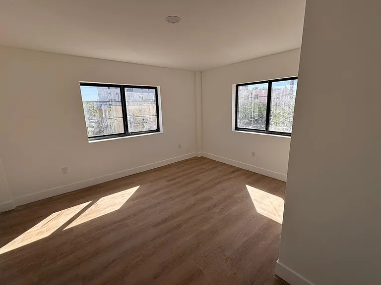 1421 SW 7th St #1 — Photo 2