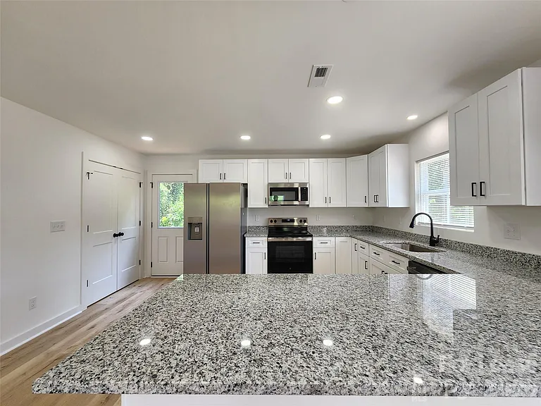 1302 Rainbow Dr — Photo 6