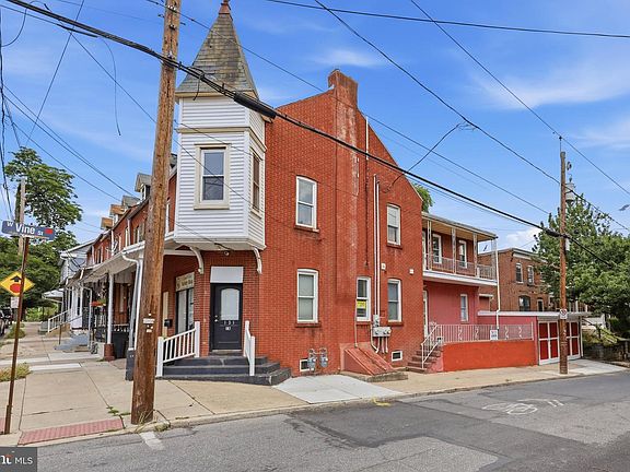3rd image of 121 Laurel St