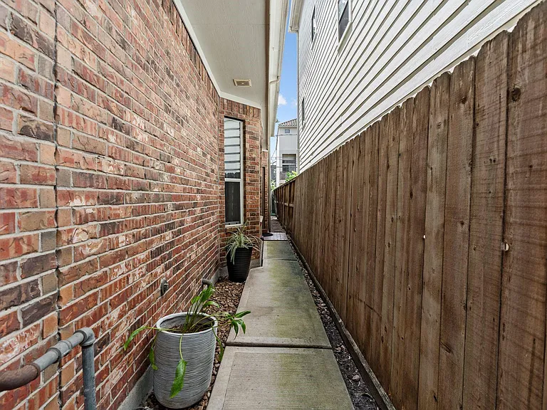 4223 Rose St — Photo 36