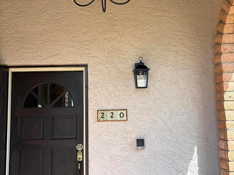 220 E Aster Dr — Photo 2