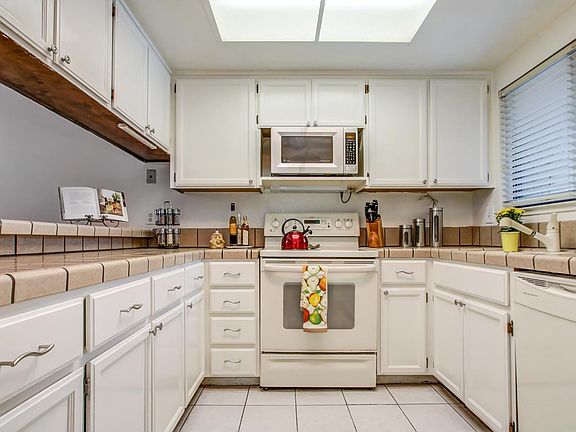5th image of 1054 Villa Maria Ct