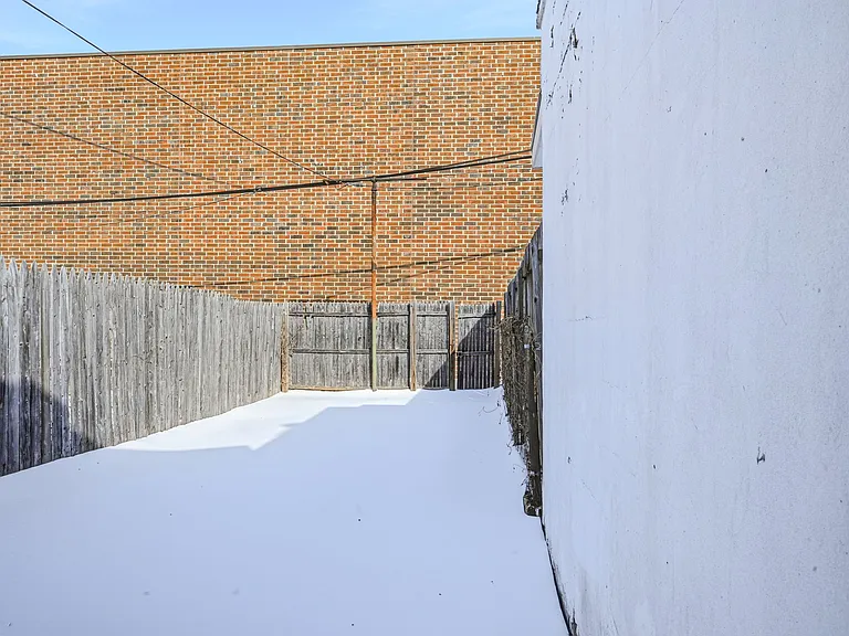 1813 W 7th St — Photo 25