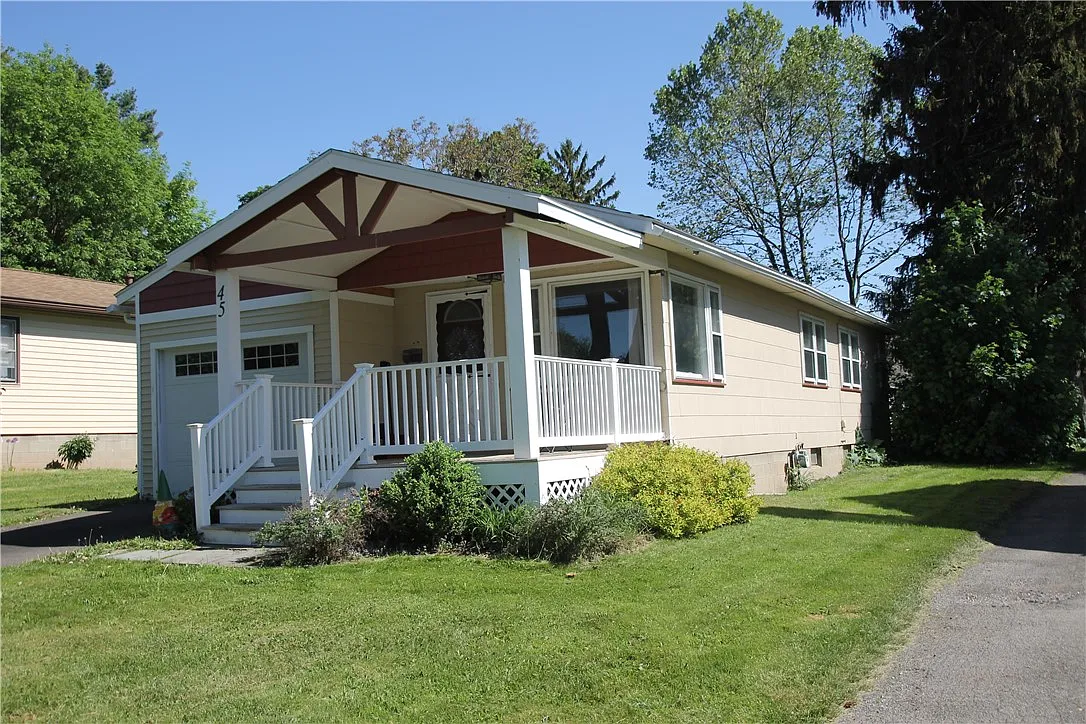 3 bed, 1.0 bath, 1008 sqft, $1,995 — Photo 1