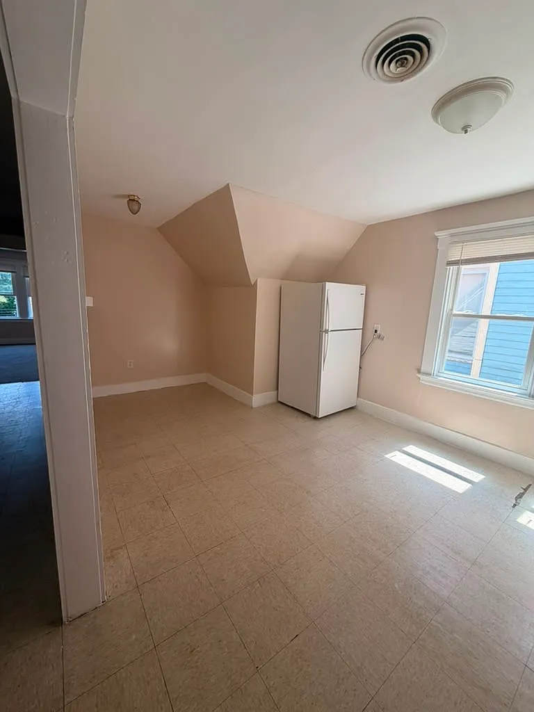 3 bed, 900 sqft, $1,425 — Photo 2