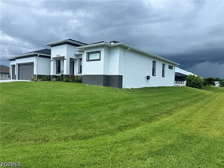 141 SW 37th Pl — Photo 3