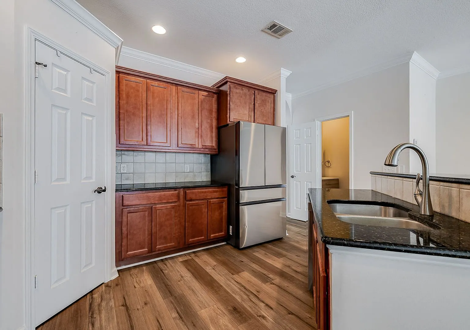 3-Bedroom End-Unit Townhome in Gated Weslyn Park — Photo 2