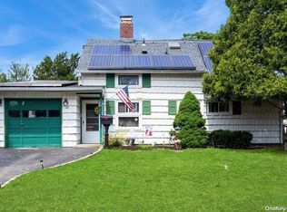 172 Red Maple Dr E, Levittown, NY 11756