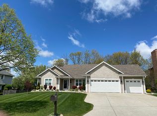 7686 W Lake Pointe Dr, Franklin, WI 53132
