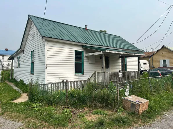 38 3rd St, Shinnston, WV 26431