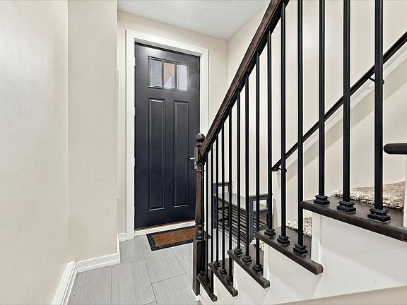 3rd image of 2957 W Cornelia Ave