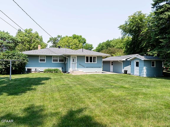 3rd image of 707 Park Dr