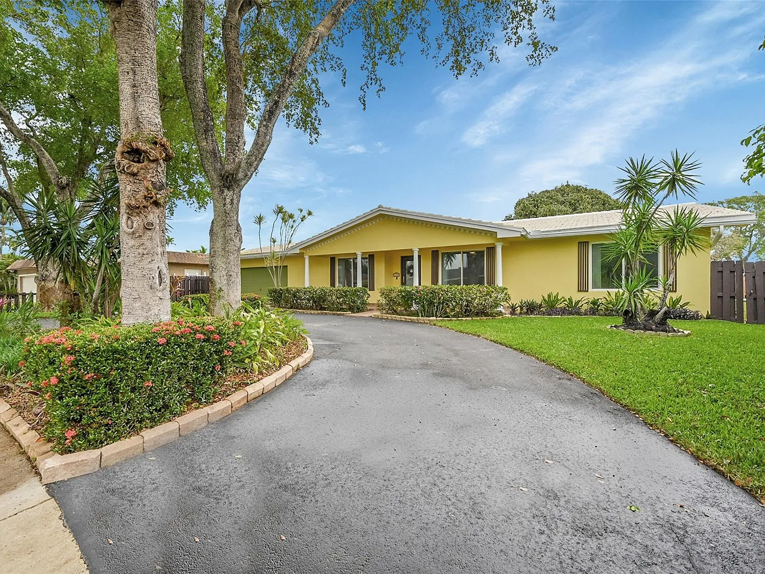 5 bed, 3.5 bath, 2856 sqft, $6,000 — Photo 2