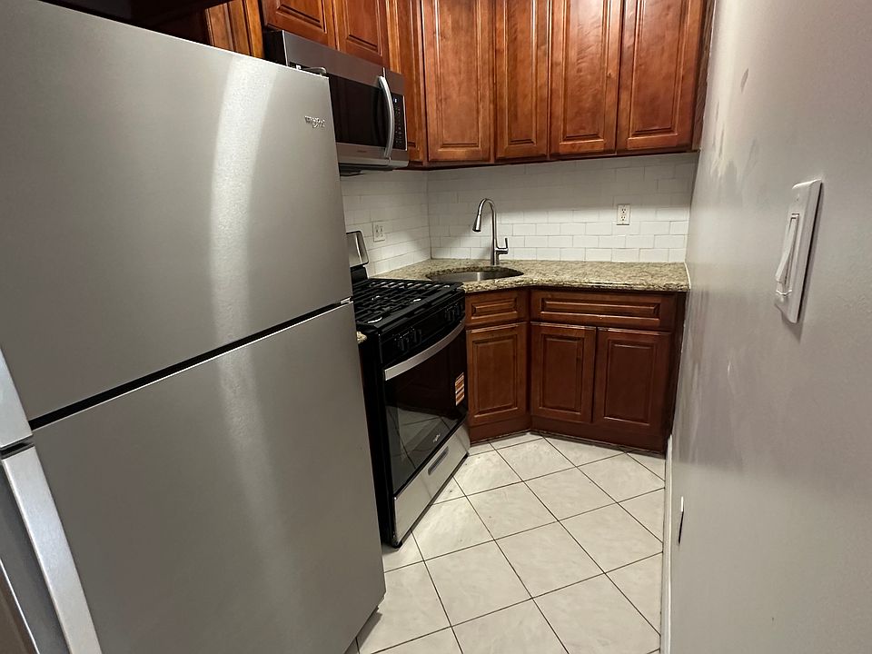 1st image of 1139 Summit Ave APT 2