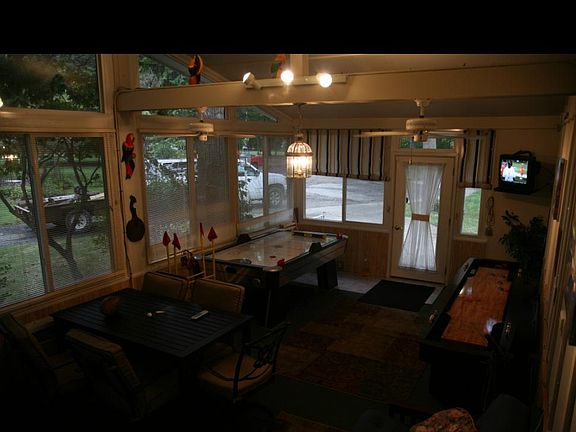 5th image of 212 Darby Pl