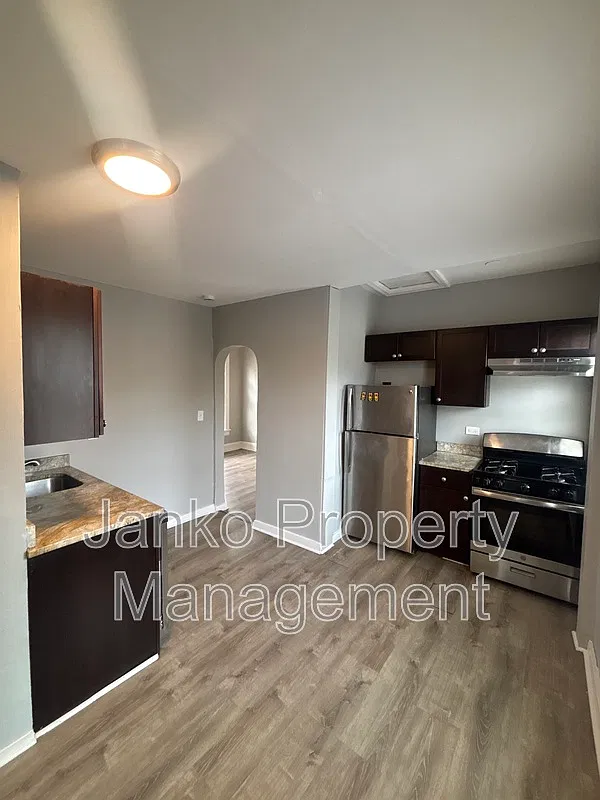 2 bed, 1.0 bath, $1,400 — Photo 2