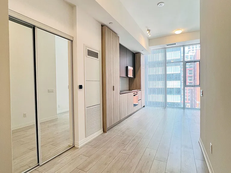400 King St W #902 — Photo 2