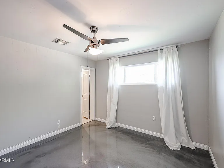 1034 E Elm St — Photo 15