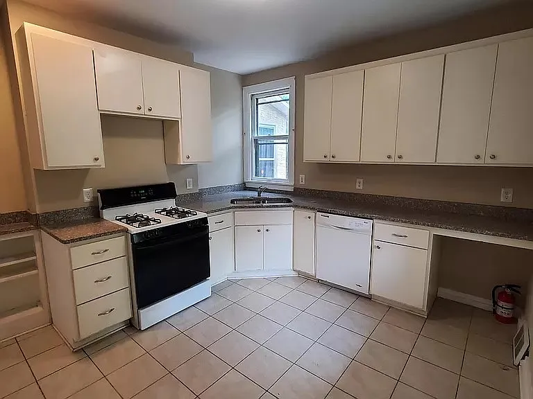 576 Bay St — Photo 15