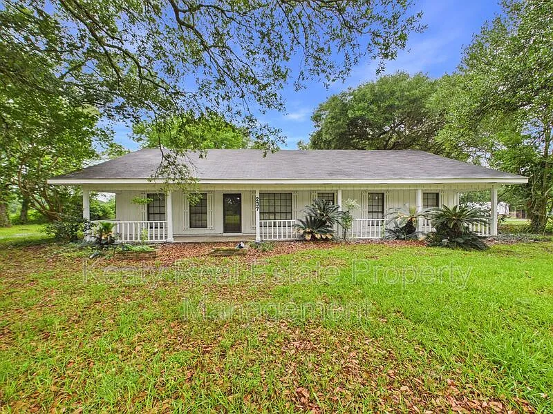 4 bed, 3.0 bath, 2600 sqft, $1,950 — Photo 1