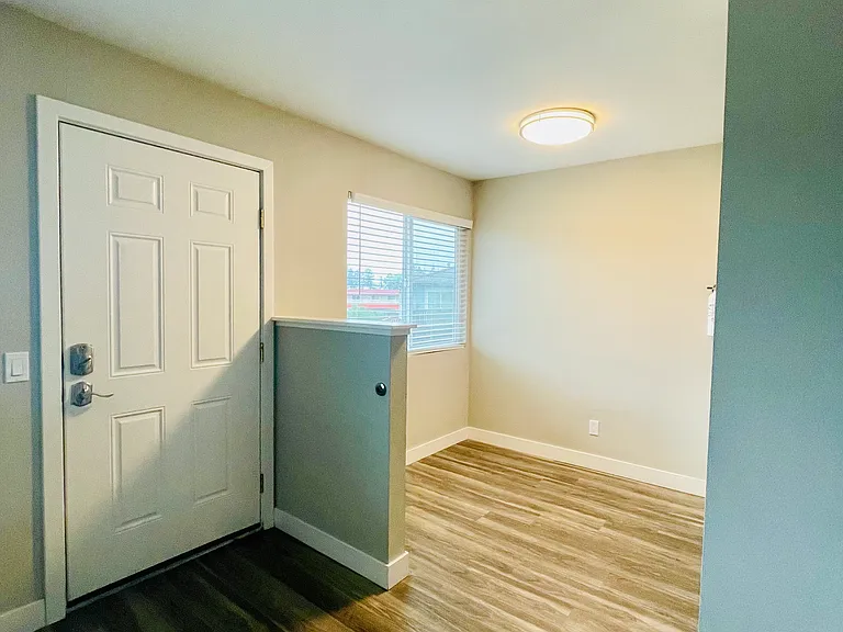 1x1- 650 SQFT - Dining Room