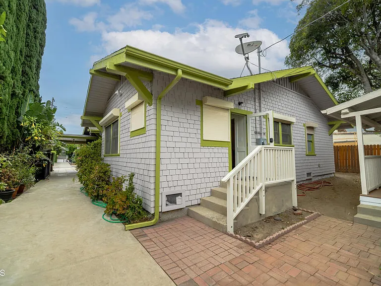 1942 N Bronson Ave — Photo 33