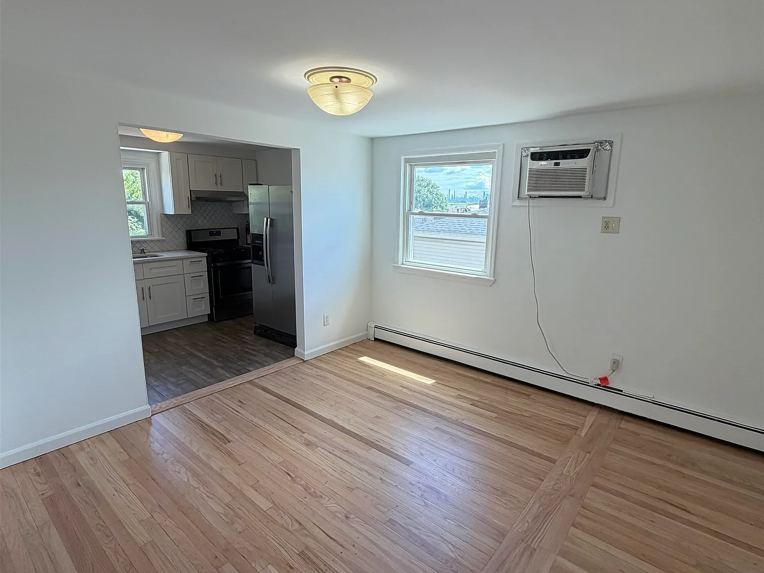 3 bed, 1.0 bath, 1200 sqft, $2,300 — Photo 4