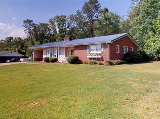 1541 W Devon Dr, Mount Airy, NC 27030