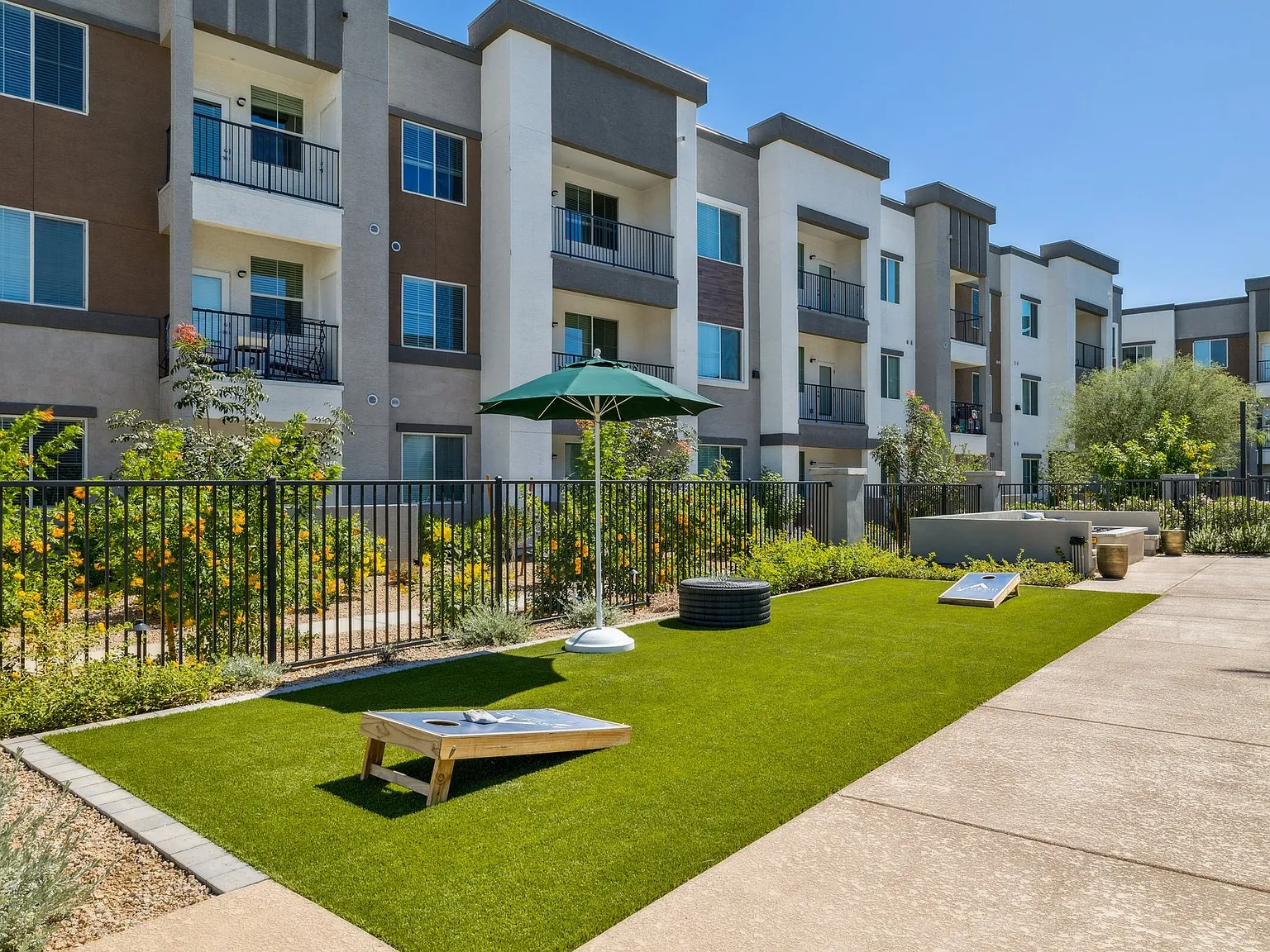 Black Canyon Luxury Apartments — Photo 3