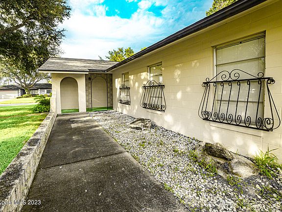3rd image of 3805 Valley Ln