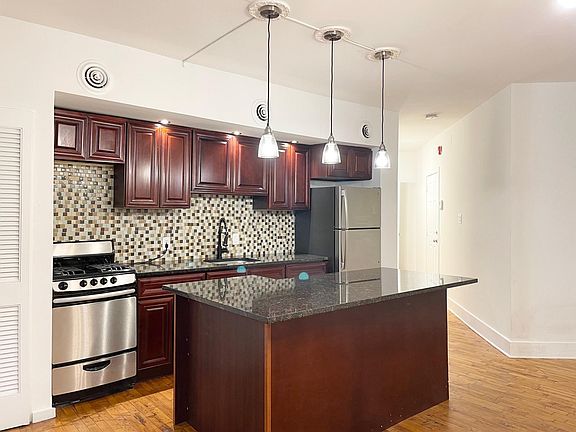 4th image of 303 N 3rd St Floor 3