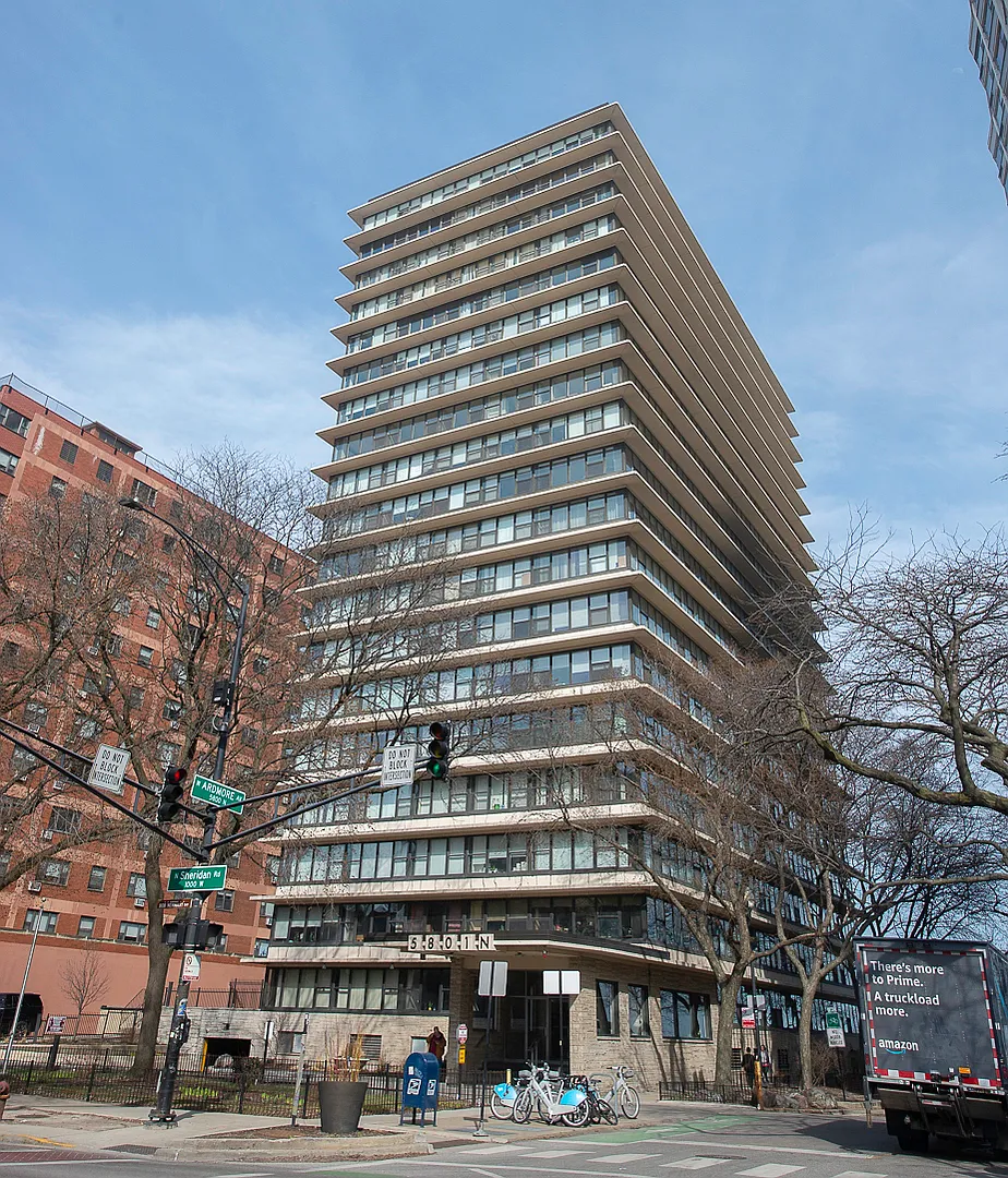 5801 N Sheridan Rd APT 18C photo 1