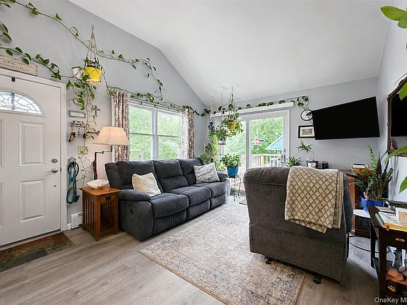 3rd image of 228 Hampton Avenue