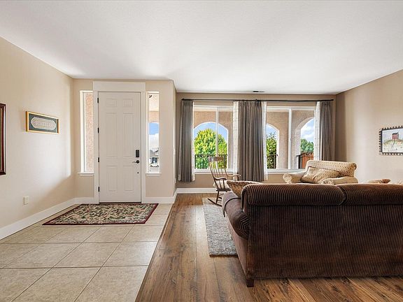 3rd image of 215 SW Mariposa Ct