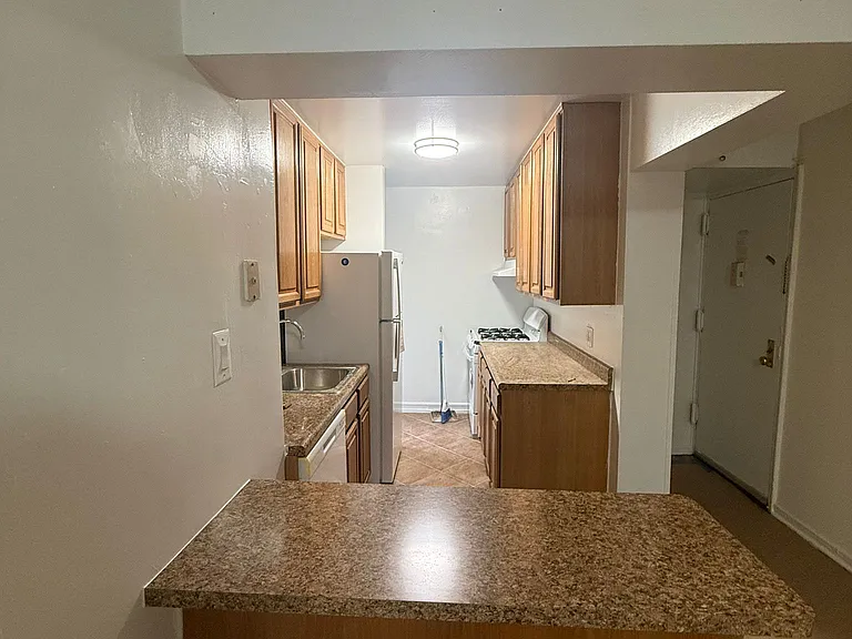 20-72 27th St #1B — Photo 2