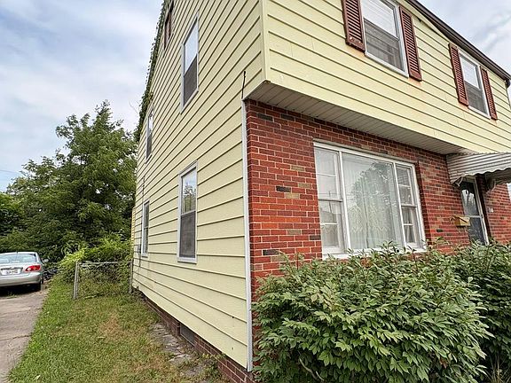 2nd image of 1946 Oakwood Ave