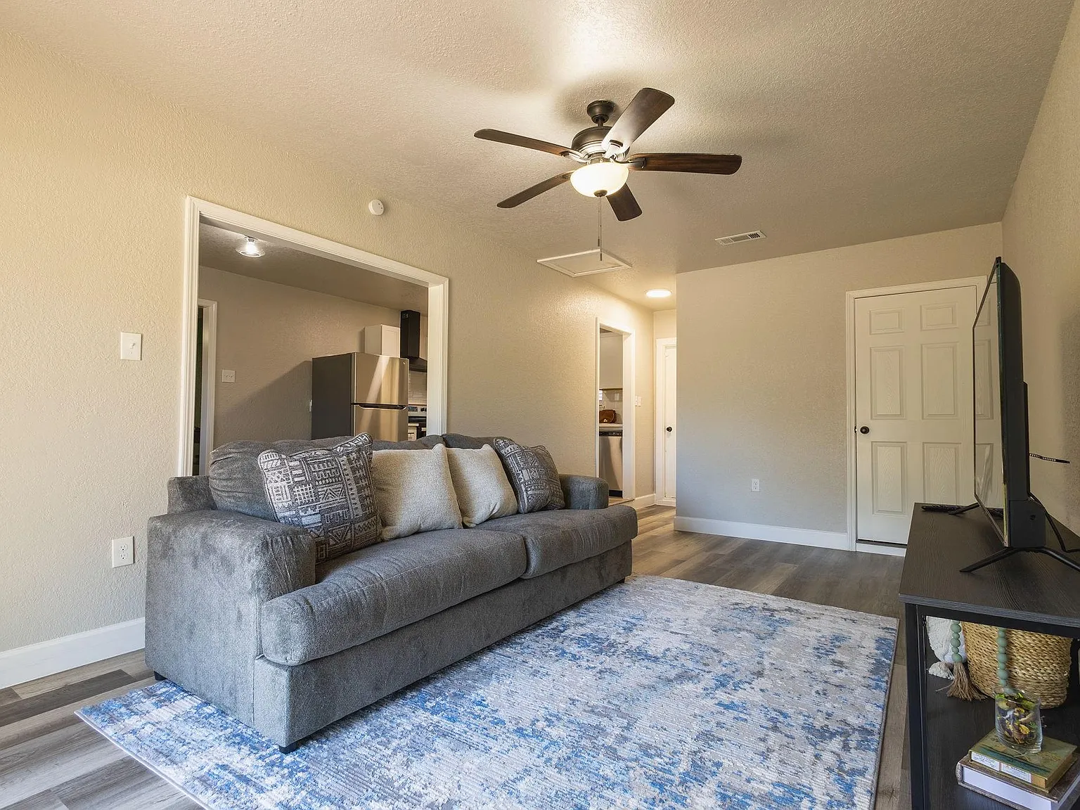 3 bed, 1.0 bath, $2,700 — Photo 4