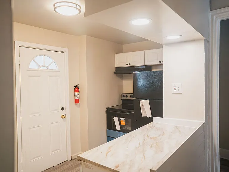 425 W Gordon St — Photo 17