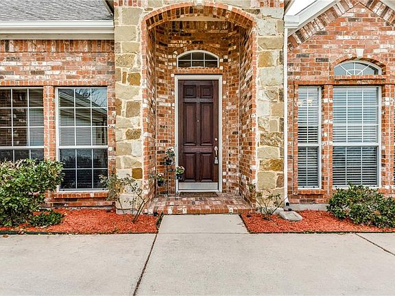 3rd image of 2704 Deer Hollow Dr