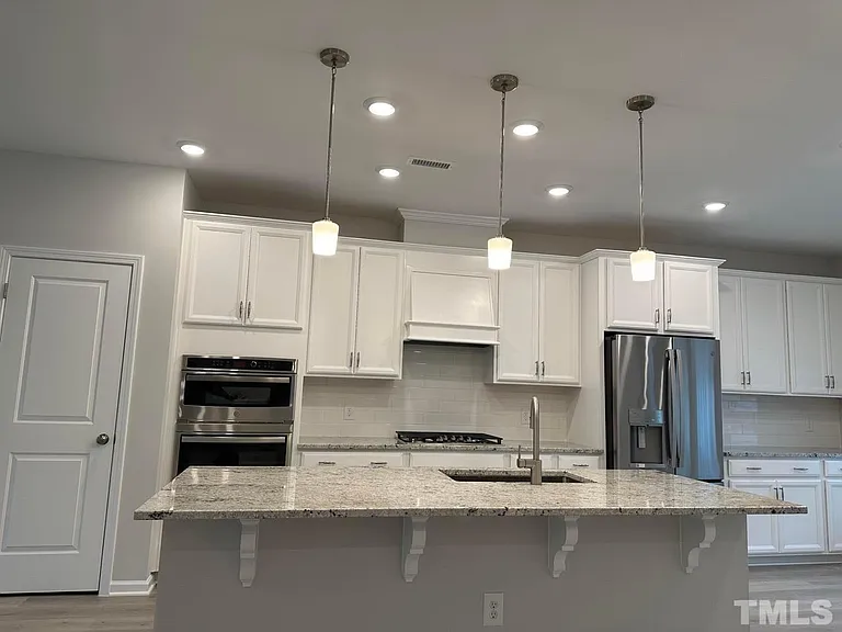 1078 Manorhaven Dr — Photo 2