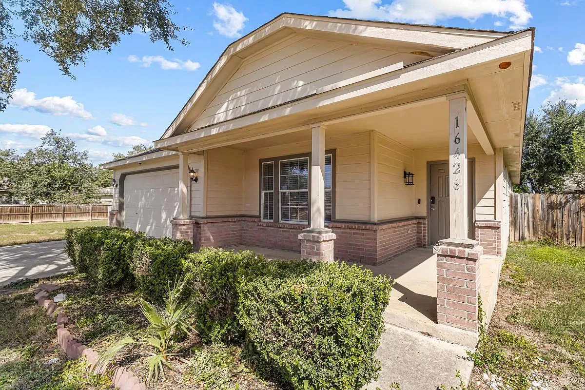3 bed, 1608 sqft, $1,900 — Photo 1