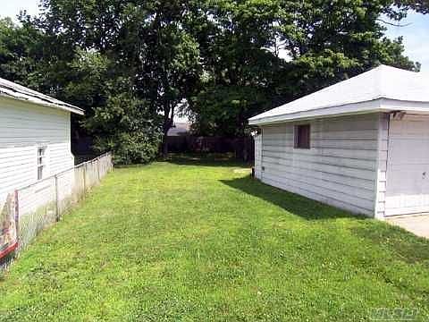 Spacious Back Yard