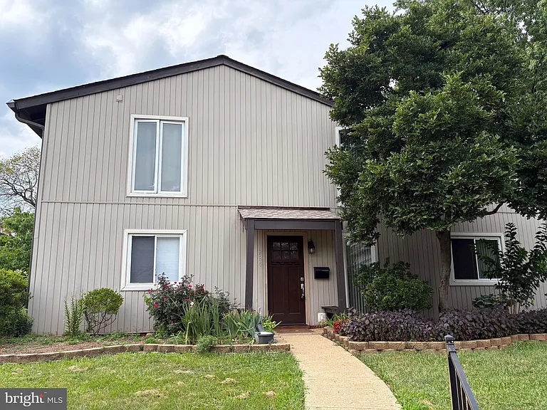 224 Willow Ter — Photo 2