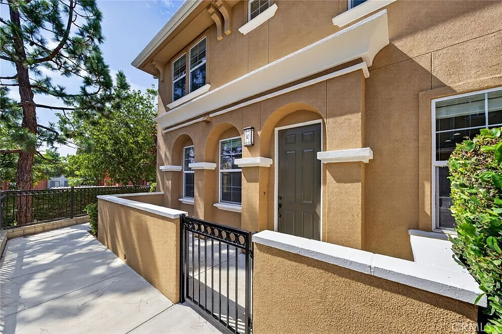 2 bed, 2.5 bath, 1463 sqft, $3,400 — Photo 2