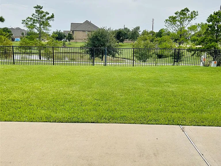 4423 Fenetre Forest St — Photo 3